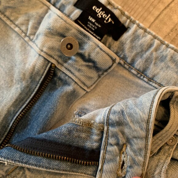 Edgely relaxed boyfriend straight. Mid rise. Light wash jean. Sz women's 16. - Picture 5 of 5